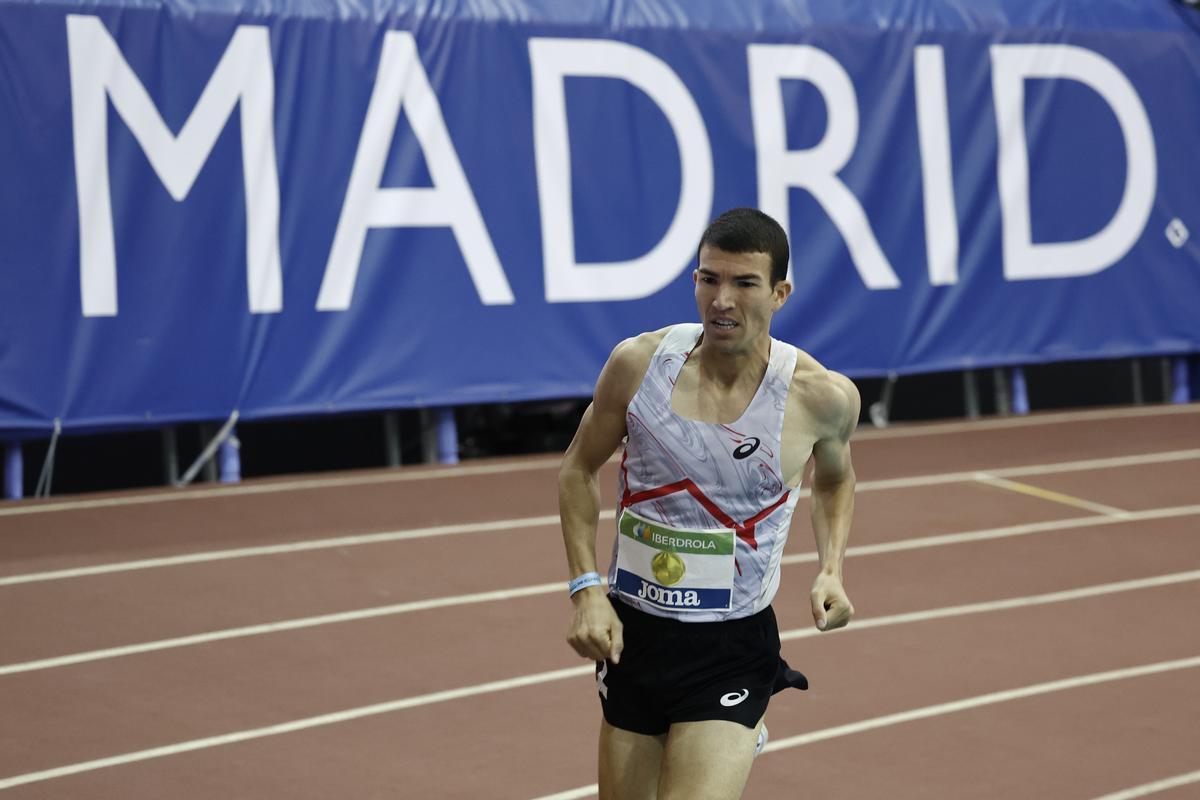 Adel Mechaal durant la final dels 3.000 metres del Campionat d'Espanya de pist coberta