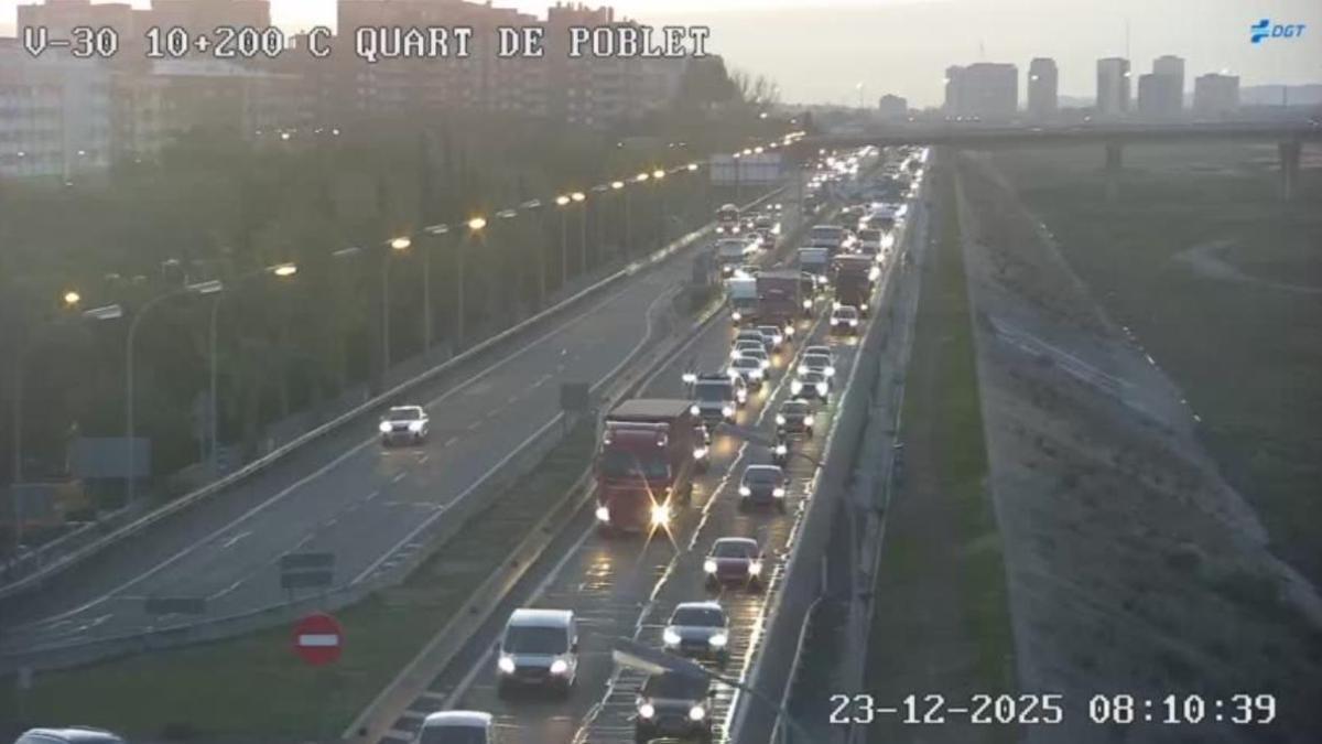 La V-30, a la altura de Mislata y en sentido hacia la A-7 registra retenciones a primera hora de hoy de en torno al kilómetro de longitud.