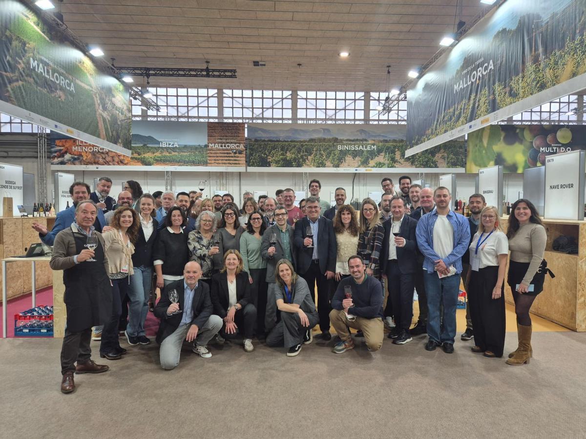 Foto de familia en el expositor del Govern en la Barcelona Wine Week.