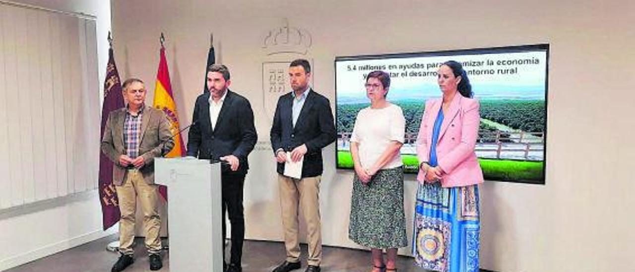 El consejero Luengo, junto a los alcaldes y alcaldesas de Caravaca, Jumilla, Fuente Álamo y Ojós. | CARM
