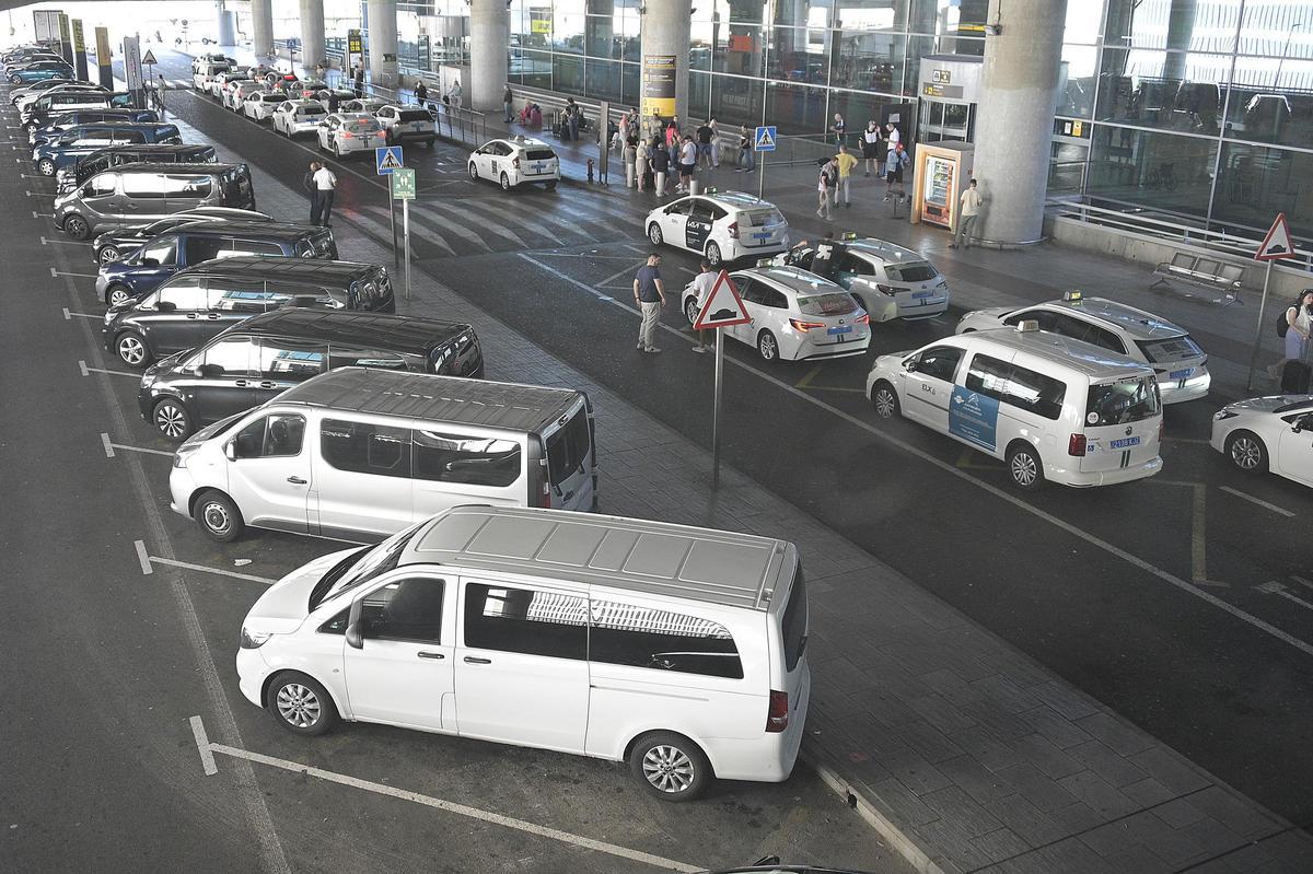 La parada de taxis del aeropuerto este viernes por la mañana, justo a la misma hora en la que estaba convocada la reunión.