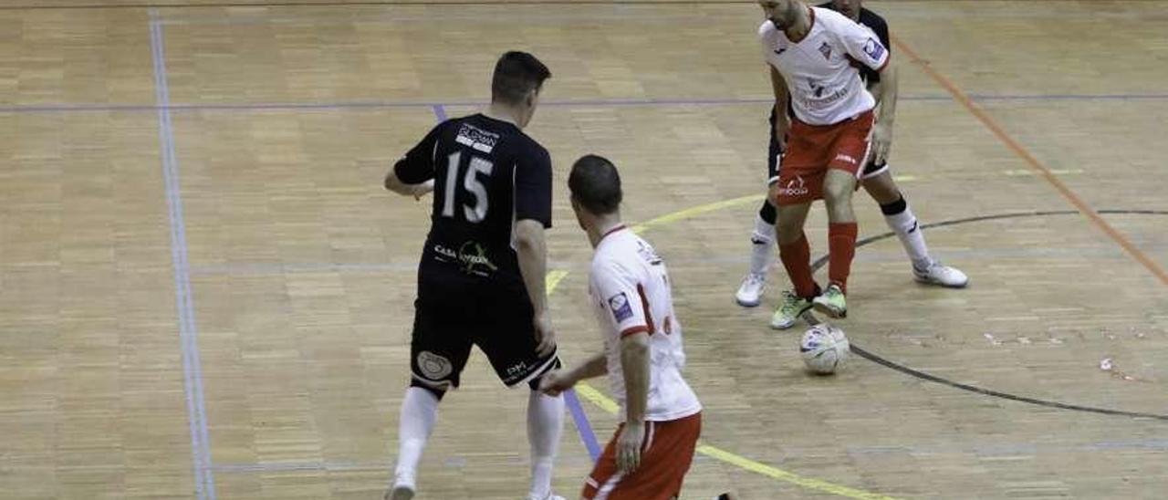 Un jugador del Gijón Playas controla el balón.