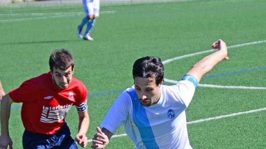 Un jugador del Cruceiro conduce el balón en el partido de ayer. // G.N.