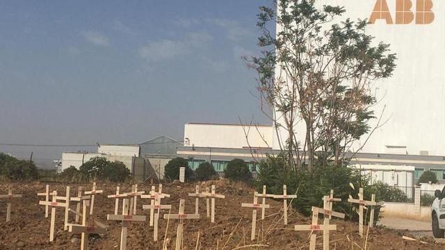 Un 'cementerio' con 49 cruces junto a la fábrica