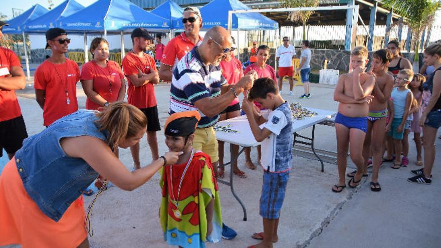 Natación infantil en el sur de la Isla