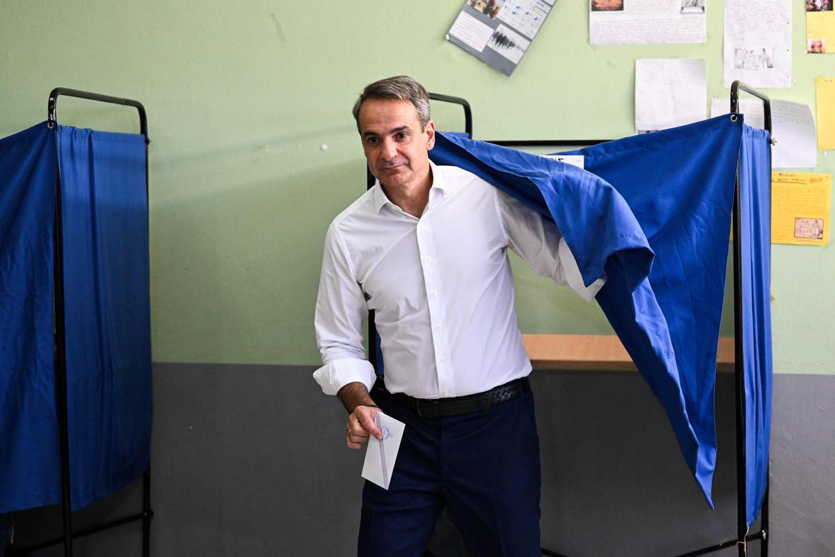 Kyriakos Mitsotakis vota en las elecciones de Grecia