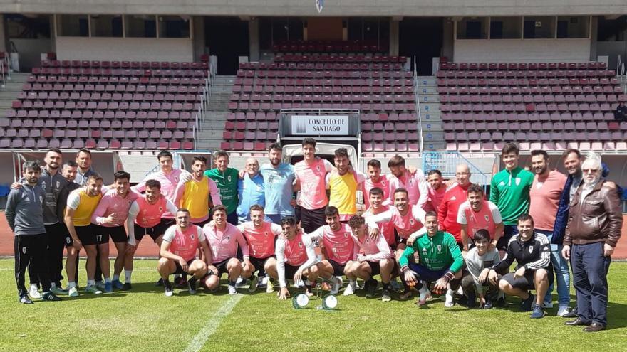 Jugadores, cuerpo técnico, directiva y representantes de las peñas del Compos durante la entrega de premios