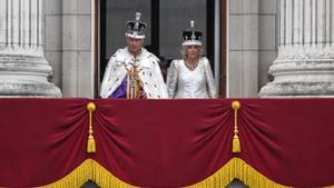 Los recién coronados reyes Carlos III y Camila, en el balcón del palacio de Buckingham saludando a las multitudes que se han acercado este sábado a The Mall tras la ceremonia de coronación.