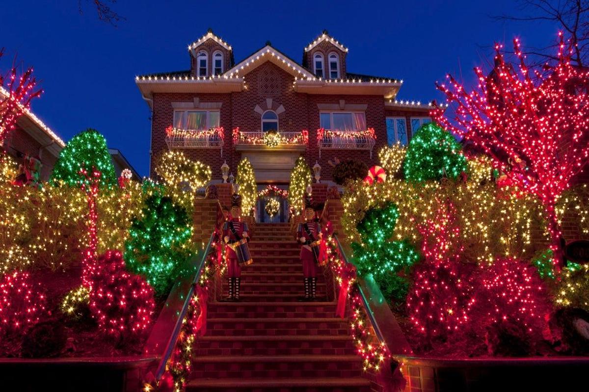 Casa con luces de Navidad rojas, amarillas y verdes