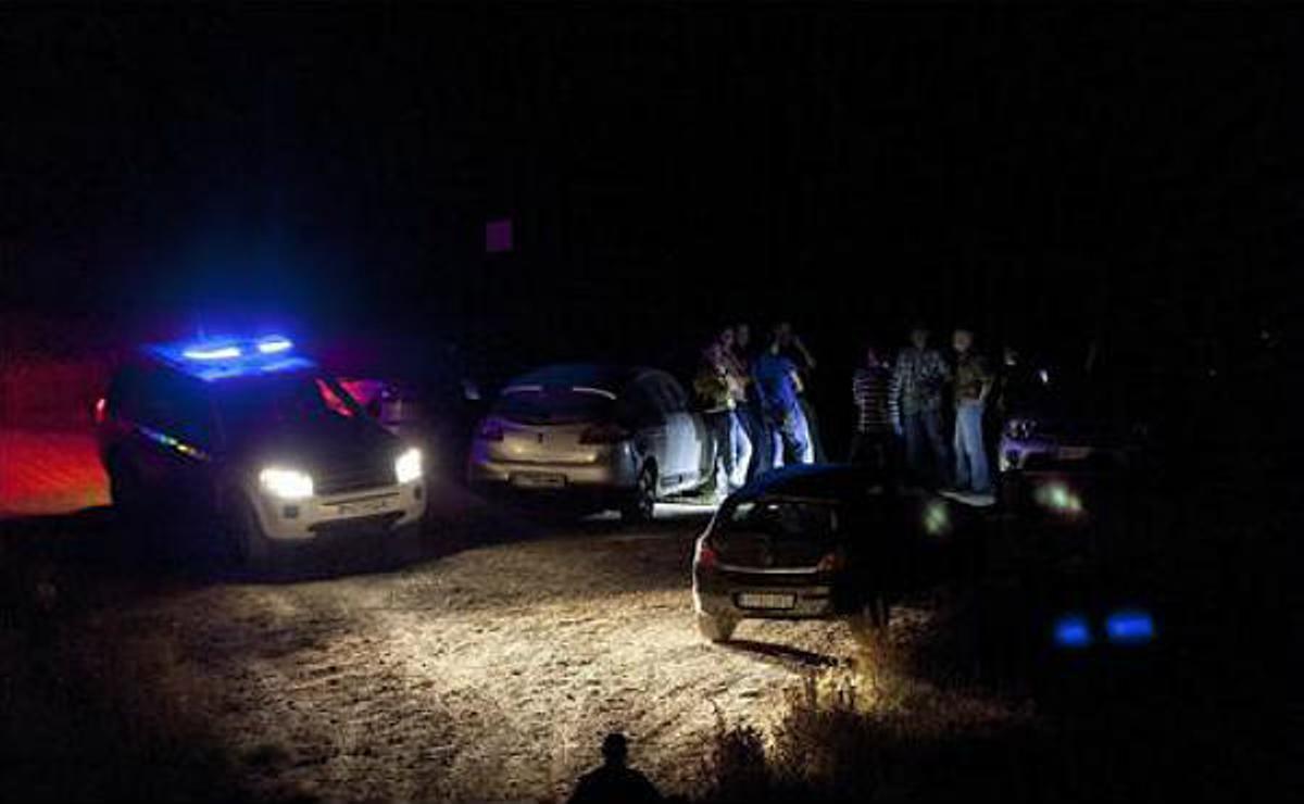 Cotxes de Policia i els familiars de les víctimes s’acosten al lloc dels fets