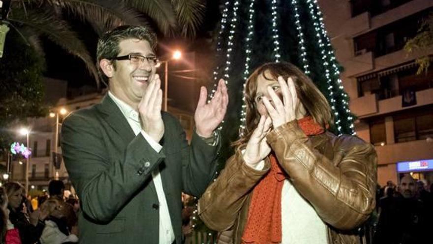 Villancicos, juegos y globos acompañan el encendido del árbol de Ontinyent