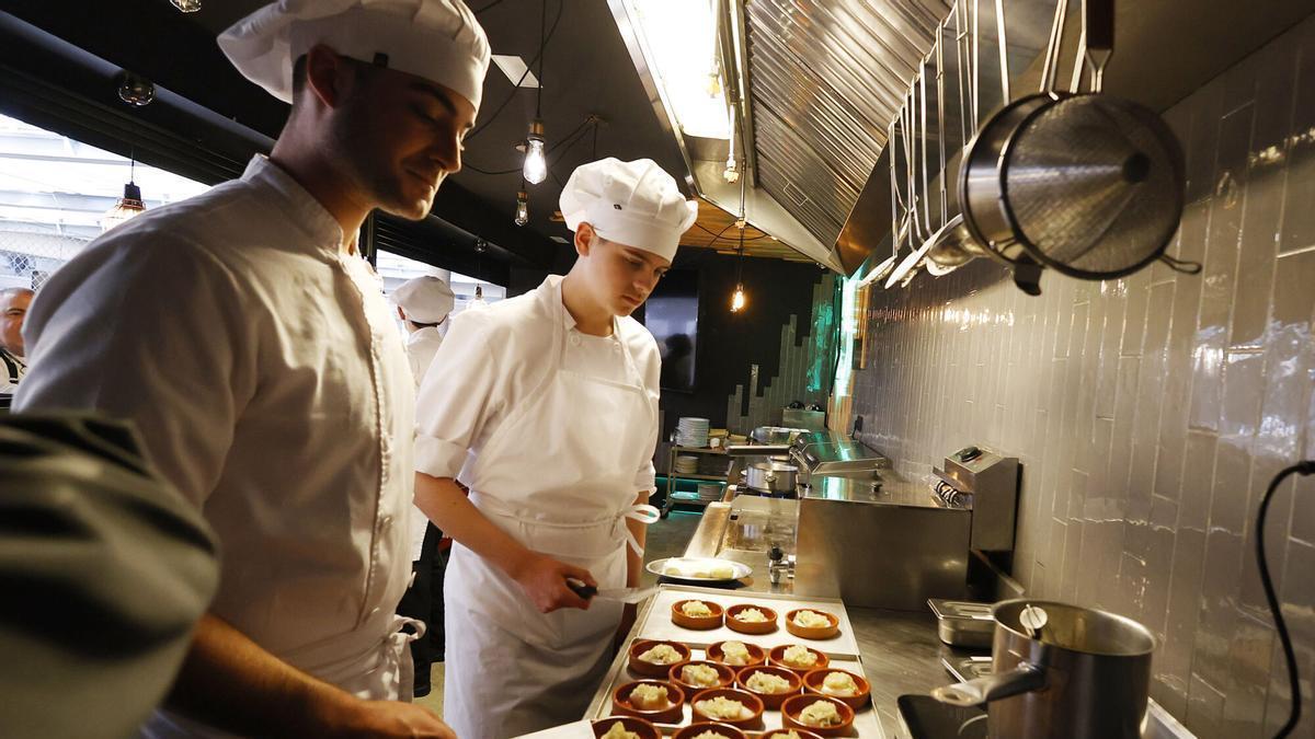 Alumnos del CIFP Carlos Oroza preparan las elaboraciones para una degustación en la primera planta del Mercado.