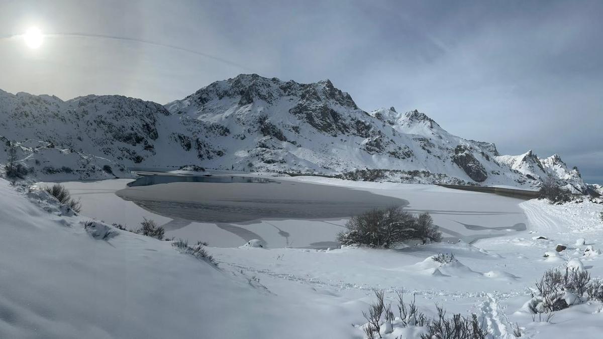 Aspecto del lago del Valle (en Somiedo) con la superficie a medio congelar.