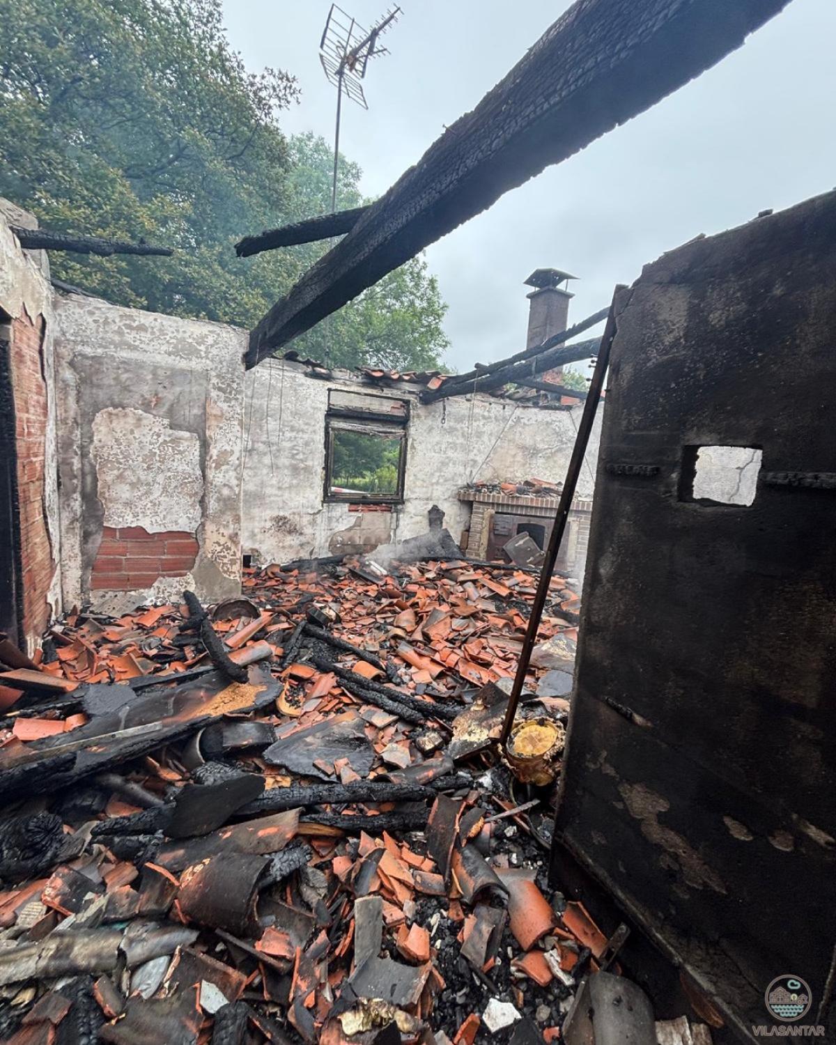 Estado en el que quedó el interior de la casa, totalmente calcinada por el fuego.