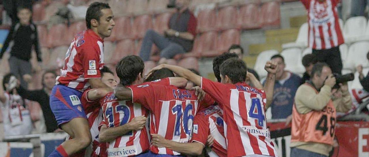 Por la izquierda, Diego Castro, Samuel, Congo y Andreu celebran uno de los goles del Sporting al Cádiz en 2006. | LNE