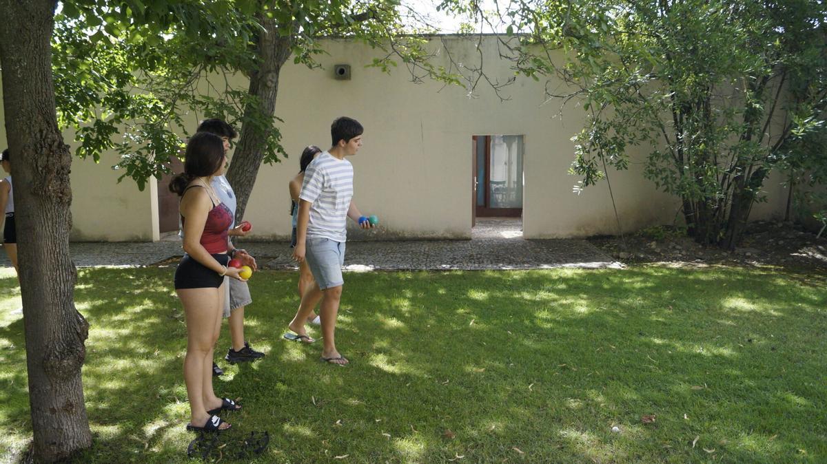 Visita del presidente en funciones de la Diputación de Zamora, Víctor López de la Parte y el diputado de Juventud y Deportes, Juan del Canto Sevillano al Campamento de Transfronterizo 2025. Fundación Rei Afonso Henriques, Zamora.