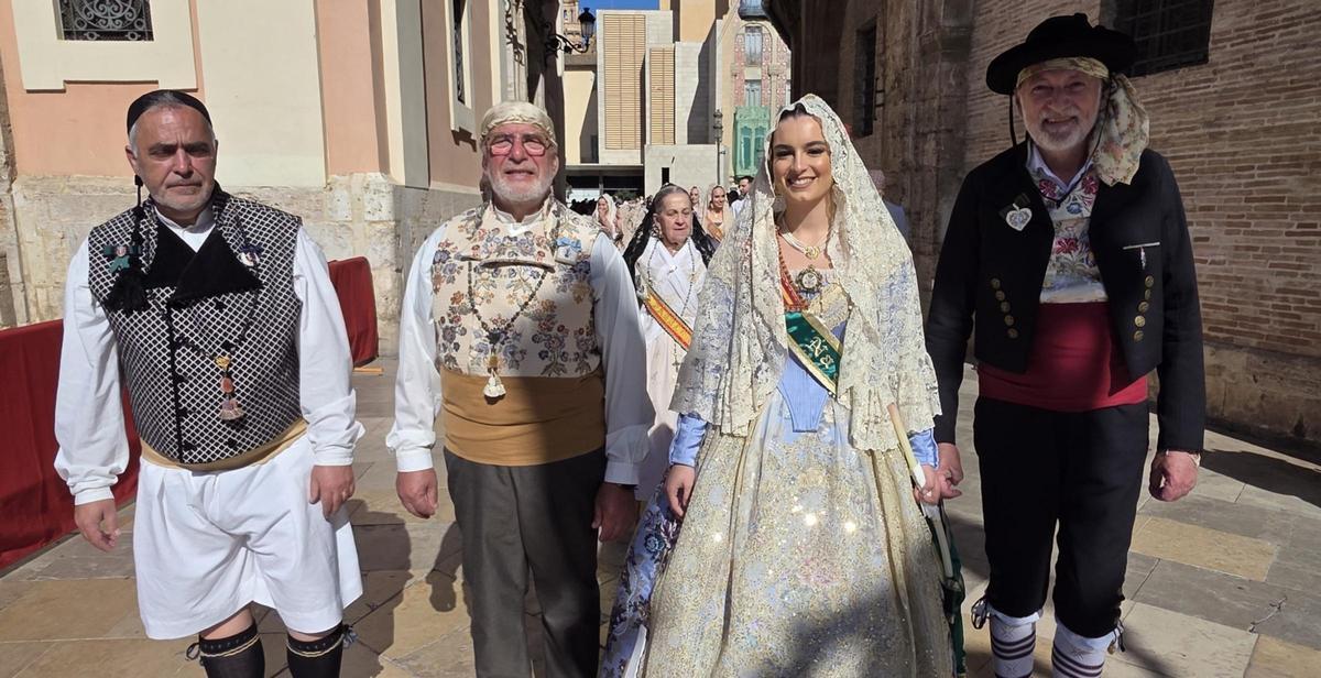 Marta Torres con su guardia pretoriana de presidentes de Na Jordana