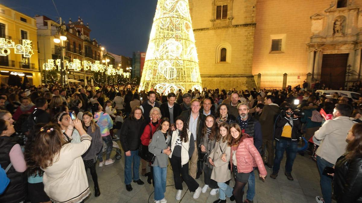 El alcalde de Badajoz junto a varios concejales y las niñas encargadas del botón del encendido.