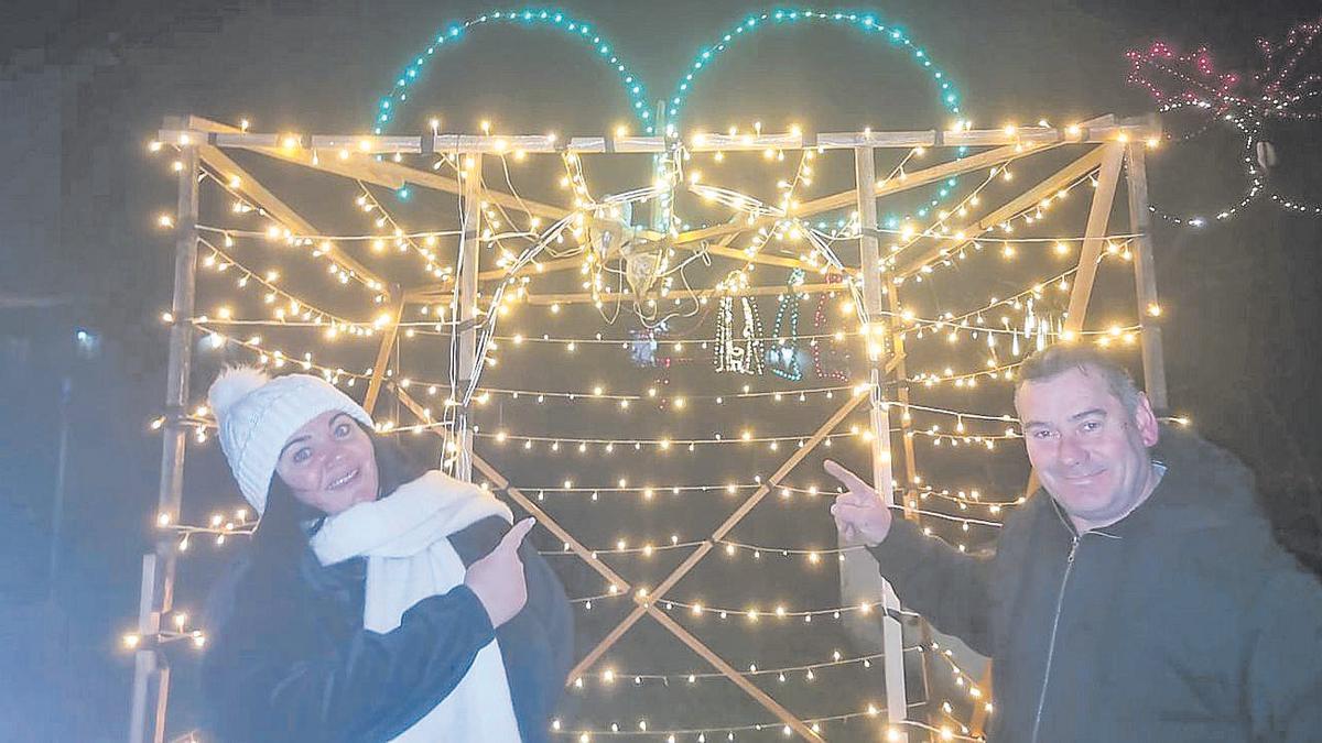 Josefina Campaña y Luis Barco ante el decorado de Navidad en su casa de Santa Cruz de Rivadulla