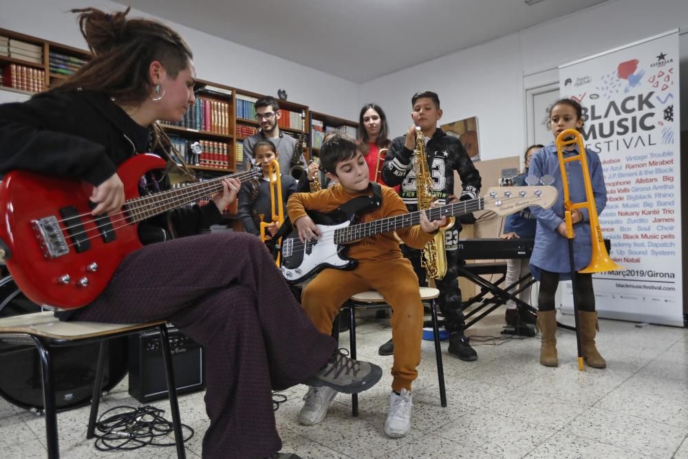 Els alumnes dels barris de l'Est de Girona es converteixen en músics de la Black Music Big Band Junior