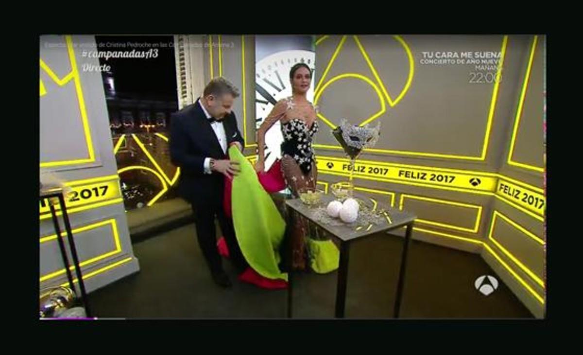 La Pedroche se deshace de la capa, con la ayuda de Chicote, en Antena 3-
