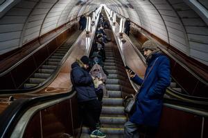 Los residentes se refugian en una estación de metro durante una alarma de ataque aéreo en la capital ucraniana de Kiev el 10 de febrero de 2023, en medio de la invasión rusa de Ucrania.