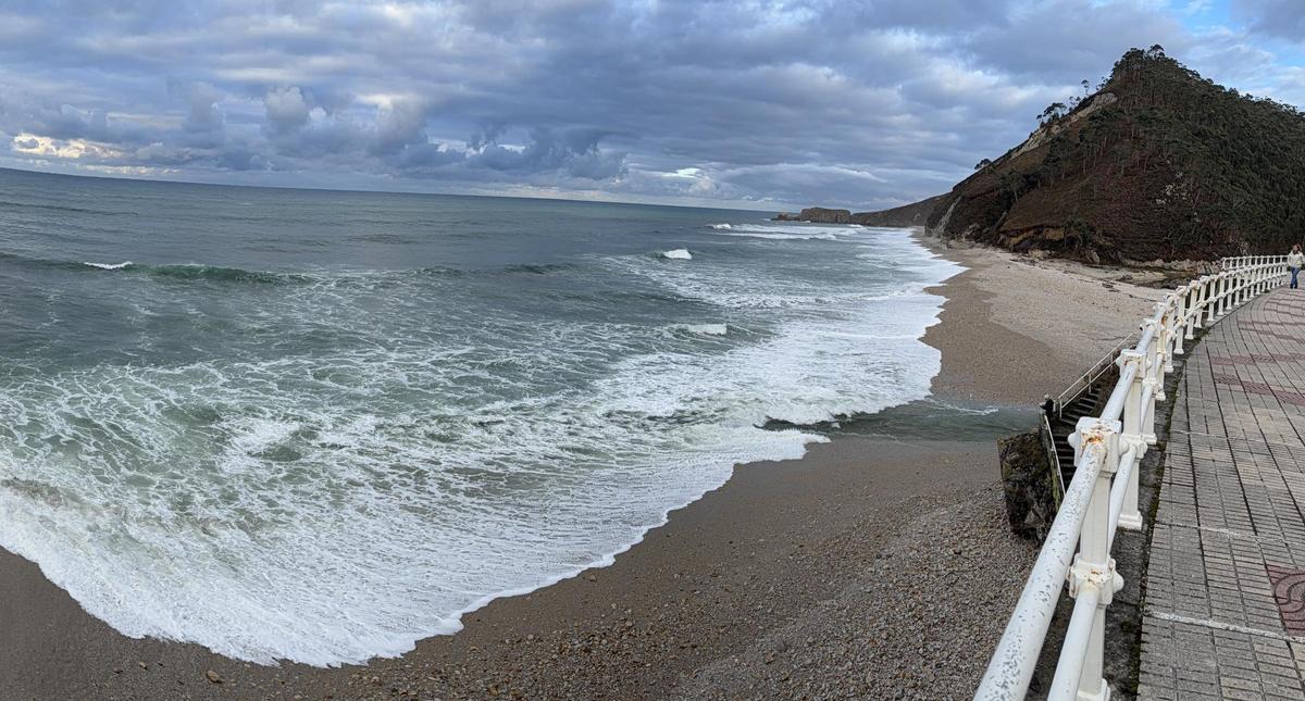 Vista parcial de la playa de San Antolín de Bedón, con el paseo que firma parte de la senda costera a la derecha.