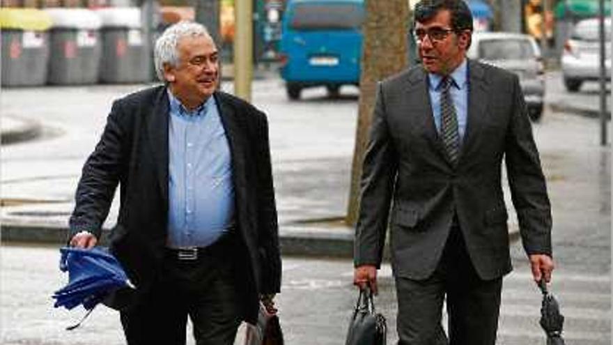 L&#039;administrador de les companyies d&#039;aigua, Carles Mallart, ahir acompanyat del seu advocat, Carles Monguilod.