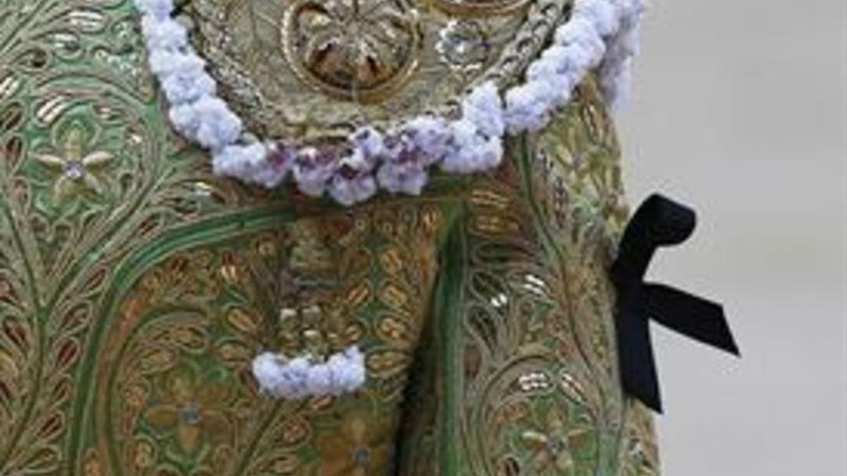 Un torero lleva un crespón por la muerte de Víctor Barrio, en una corrida de los Sanfermines, el pasado domingo.