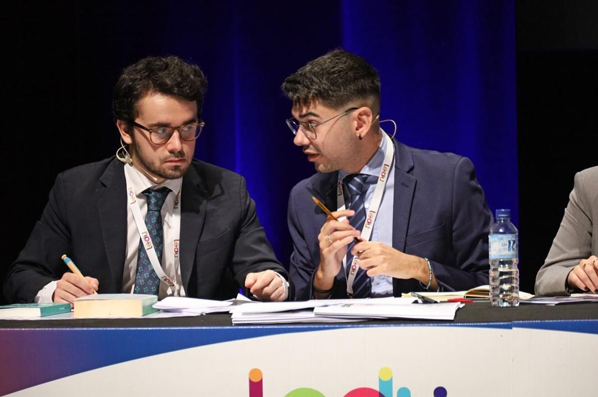 Tomás Aparicio y Jeús Gómez, intercambiando comentarios.