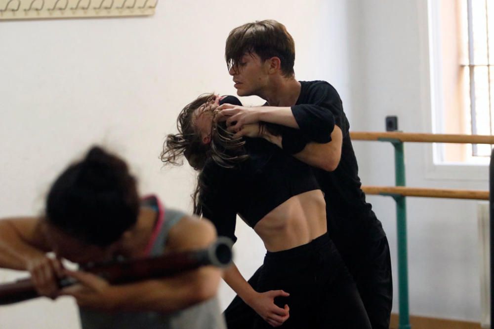 Nos colamos en el ensayo de la nueva producción de la Factoría Echegaray, 'No amanece en Génova', que abrirá el ciclo Danza Málaga 2019 el próximo 29 de octubre en el Teatro Echegaray