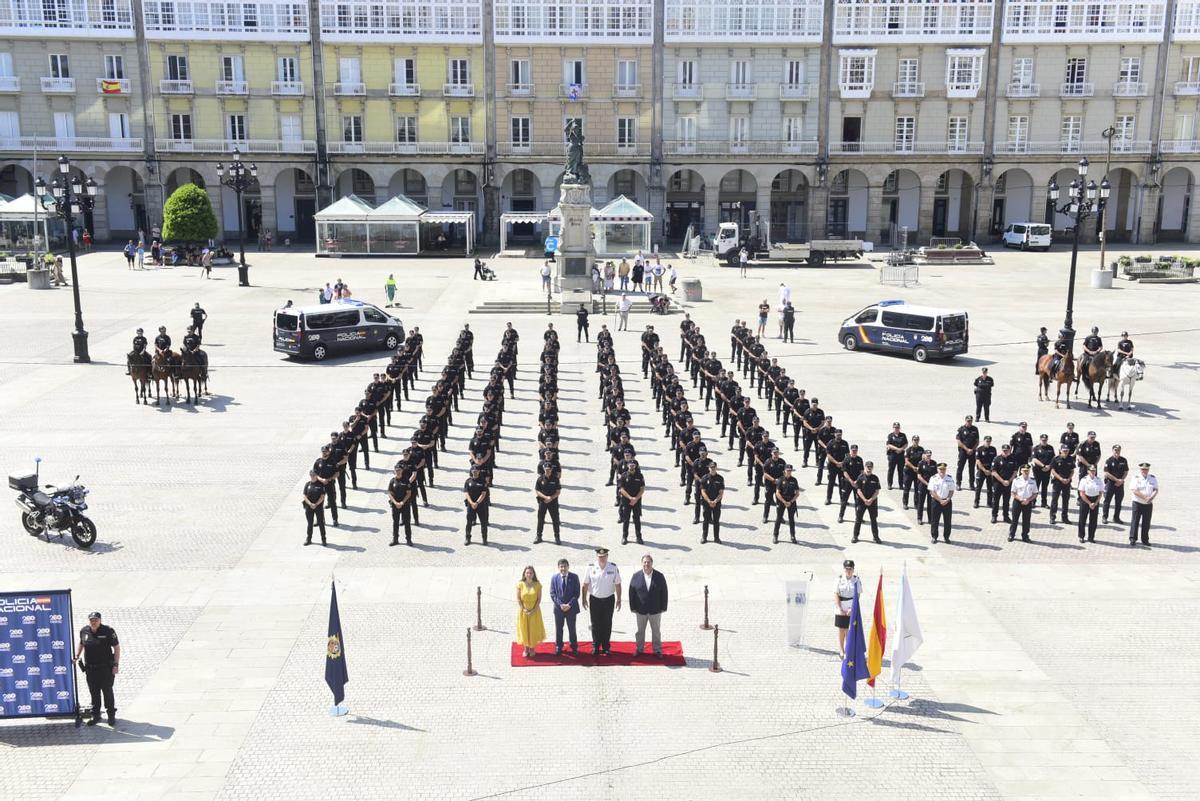 Presentación de Policías Nacionales en prácticas en la plaza de María Pita