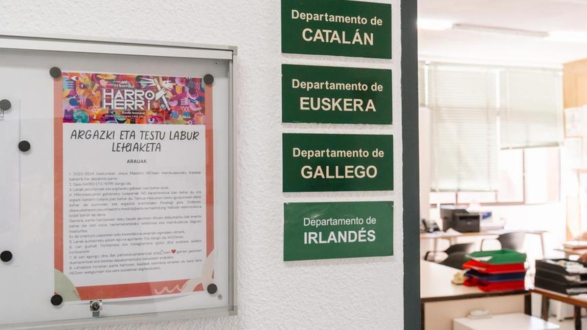 Los docentes de catalán, euskera y gallego comparten departamento.