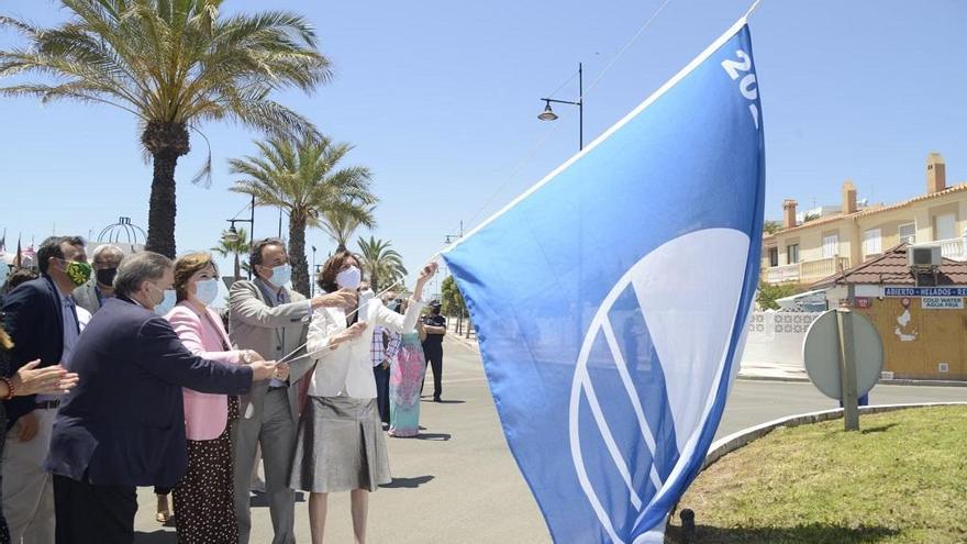 La secretaria de Estado iza la Bandera Azul y la de la Q de Calidad en Torremolinos