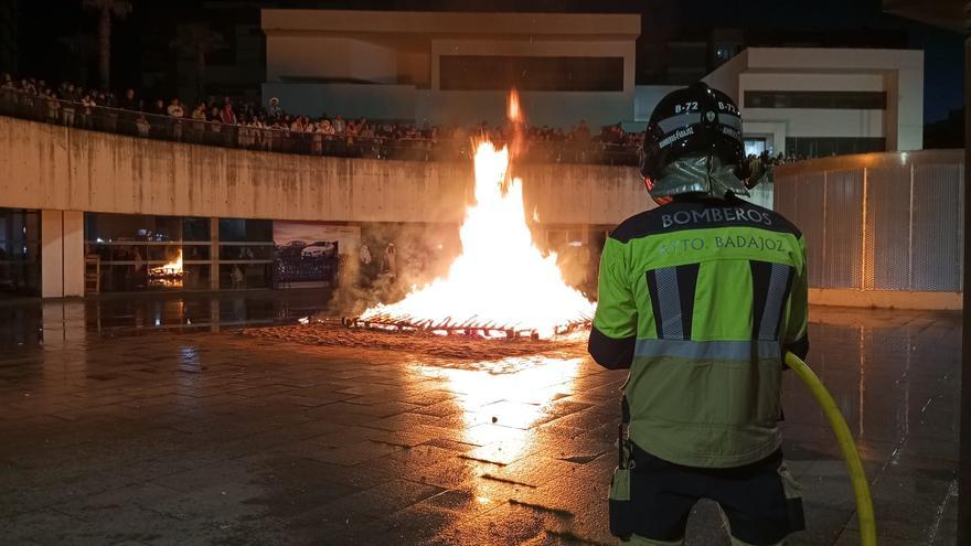 GALERÍA | Las Candelas de Santa Marina preludian el Carnaval de Badajoz