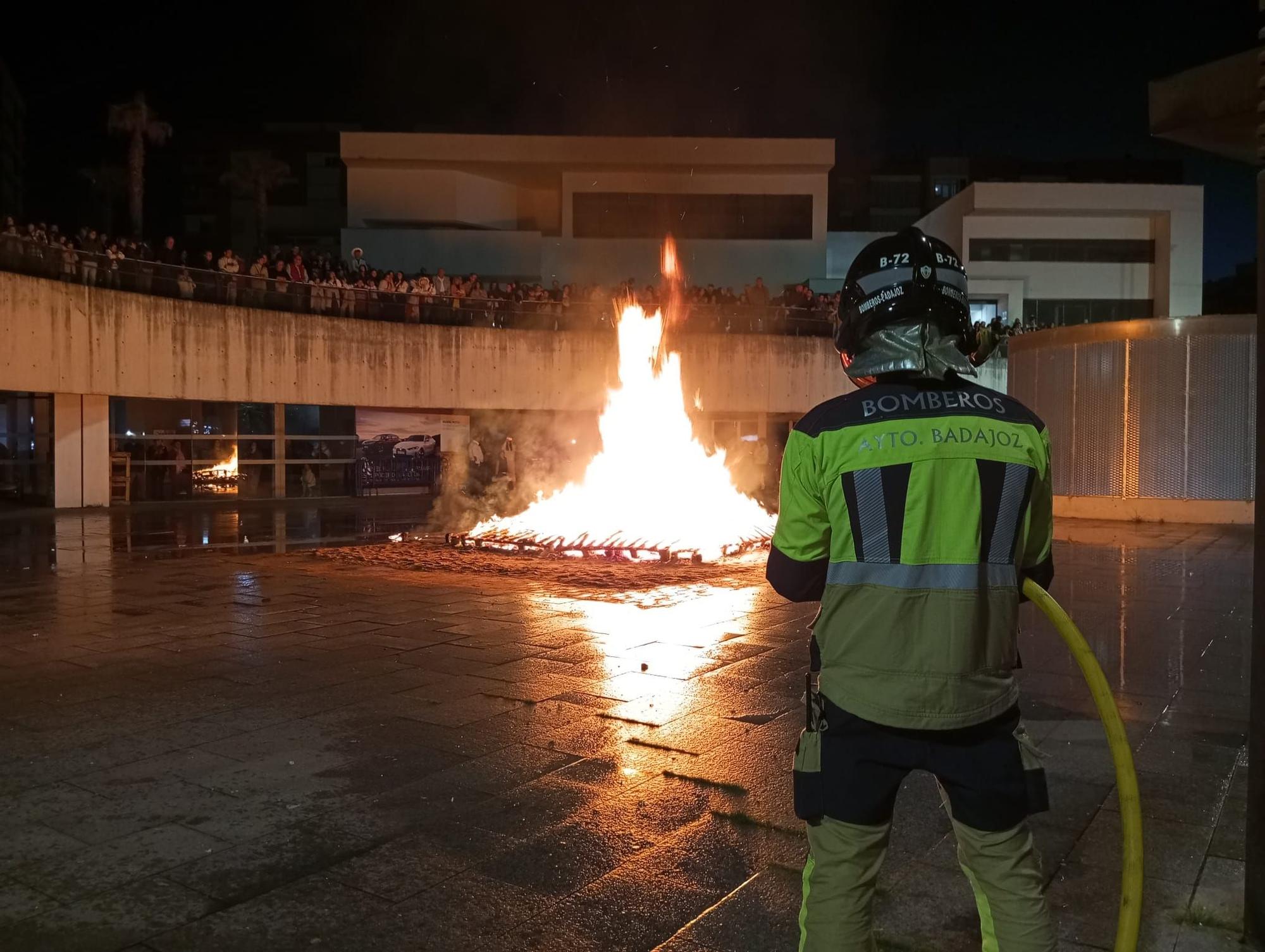 GALERÍA | Las Candelas de Santa Marina preludian el Carnaval de Badajoz