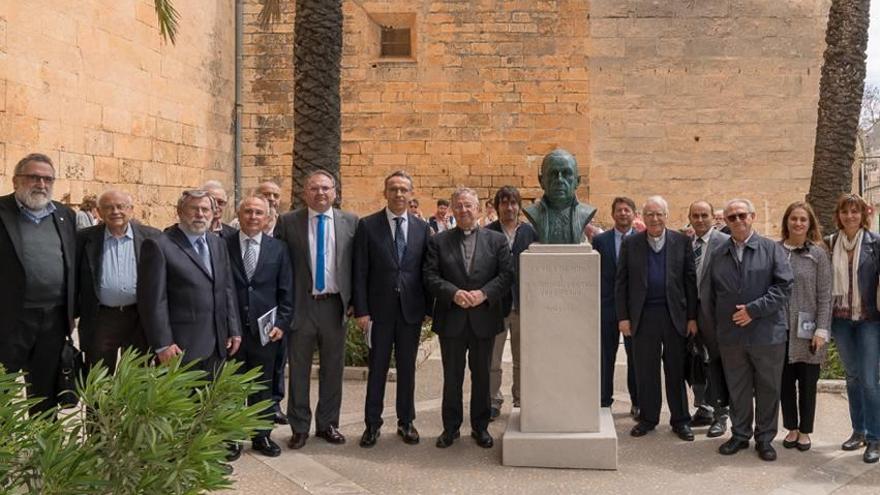 Durante el acto se inauguró un busto dedicado a Tortell.