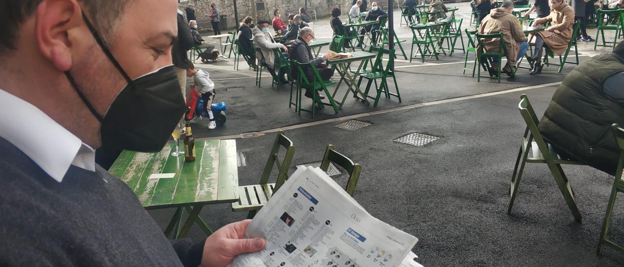 Pedro Sixto mira el tiempo en LA NUEVA ESPAÑA en la terraza de su sidrería en Requejo.