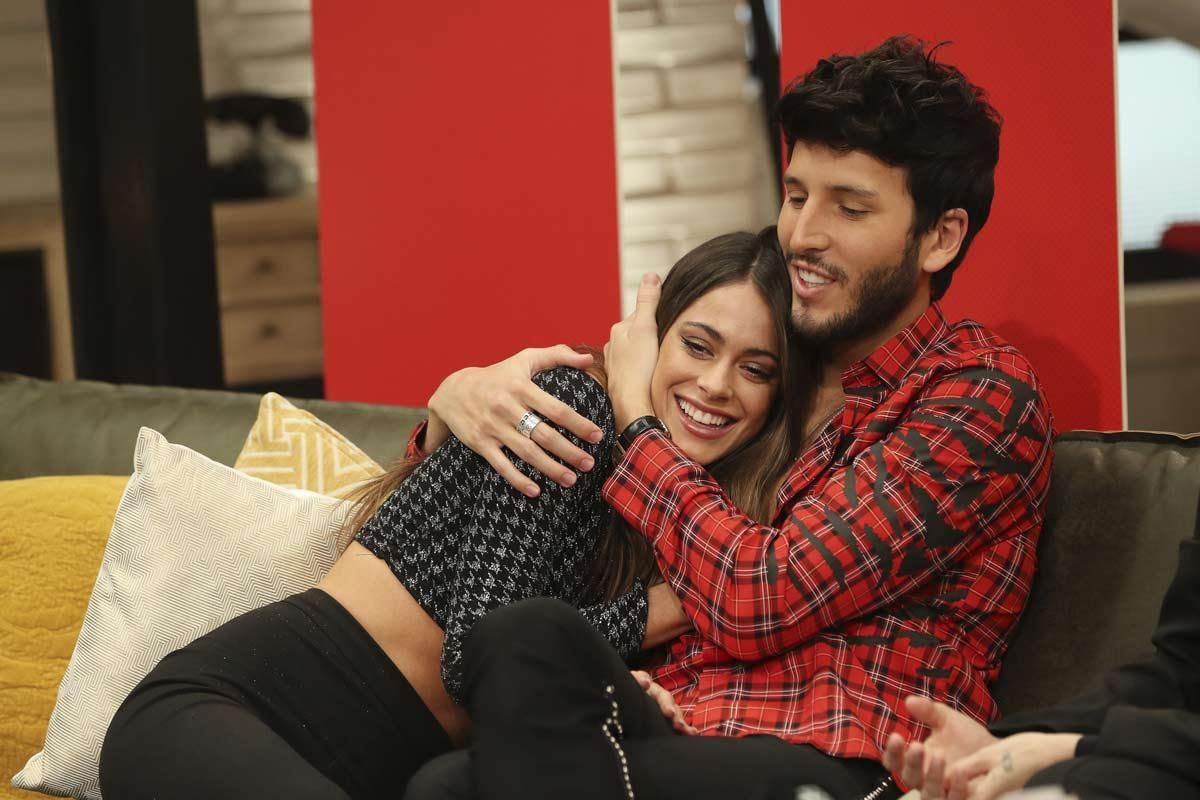 Martina 'Tini' Stoessel y Sebastián Yatra, muy cariñosos, en enero de 2020, en una presentación del programa La Voz.