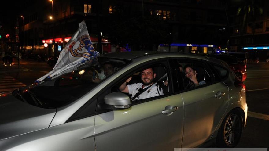 Los fieles del Real Madrid celebran en la Plaza Circular que su equipo gana La Liga