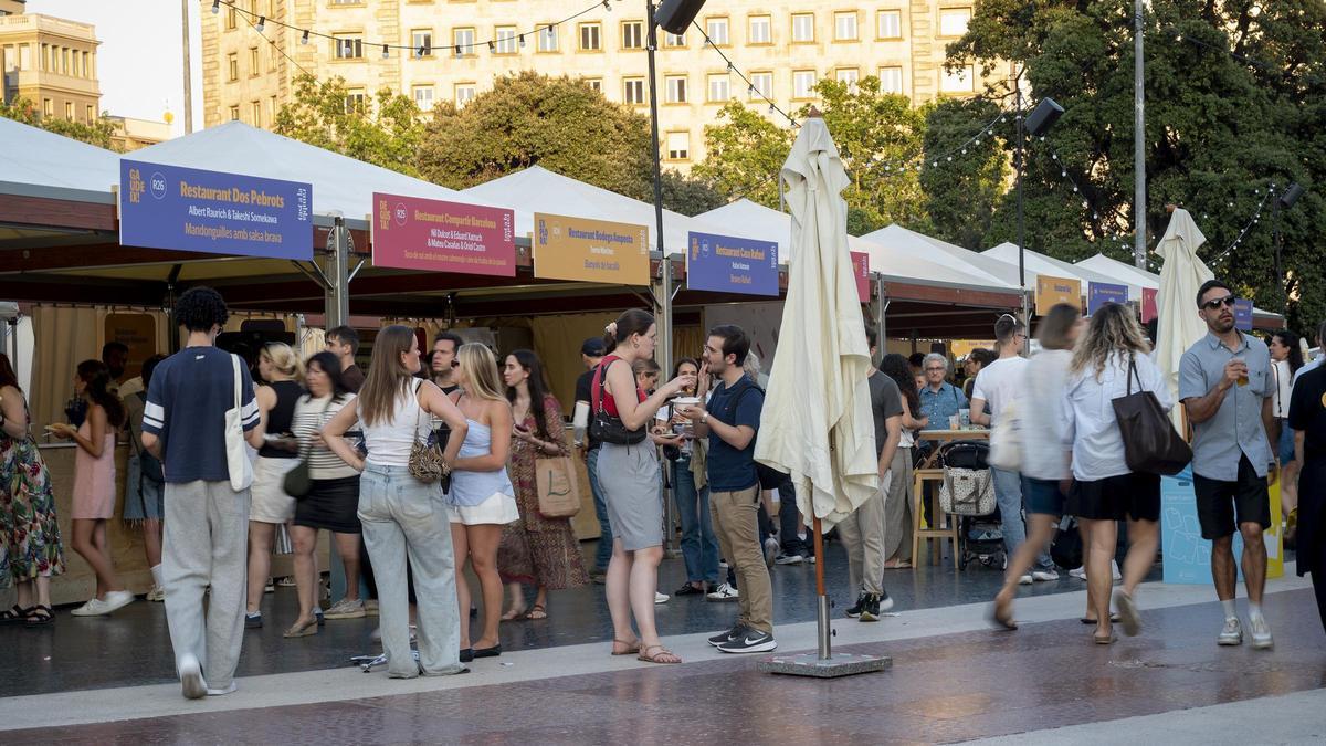 Ambiente en Plaza Catalunya con motivo de una nueva edición del ‘Tast a la Rambla’