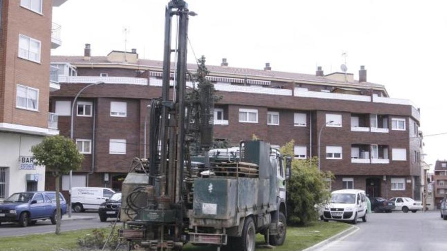 Maquinaria para prospecciones geológicas sobre el túnel de El Bolón