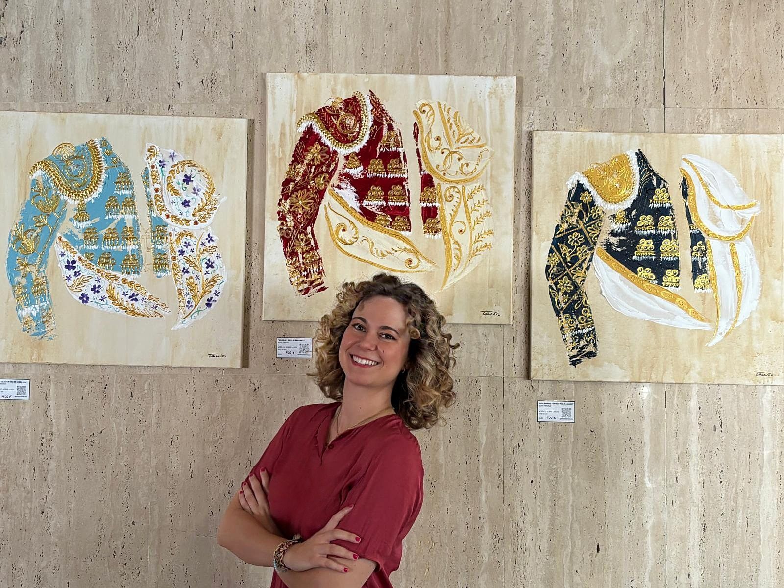 La artista Sofía Triviño, junto a los cuadros de su nueva exposición.