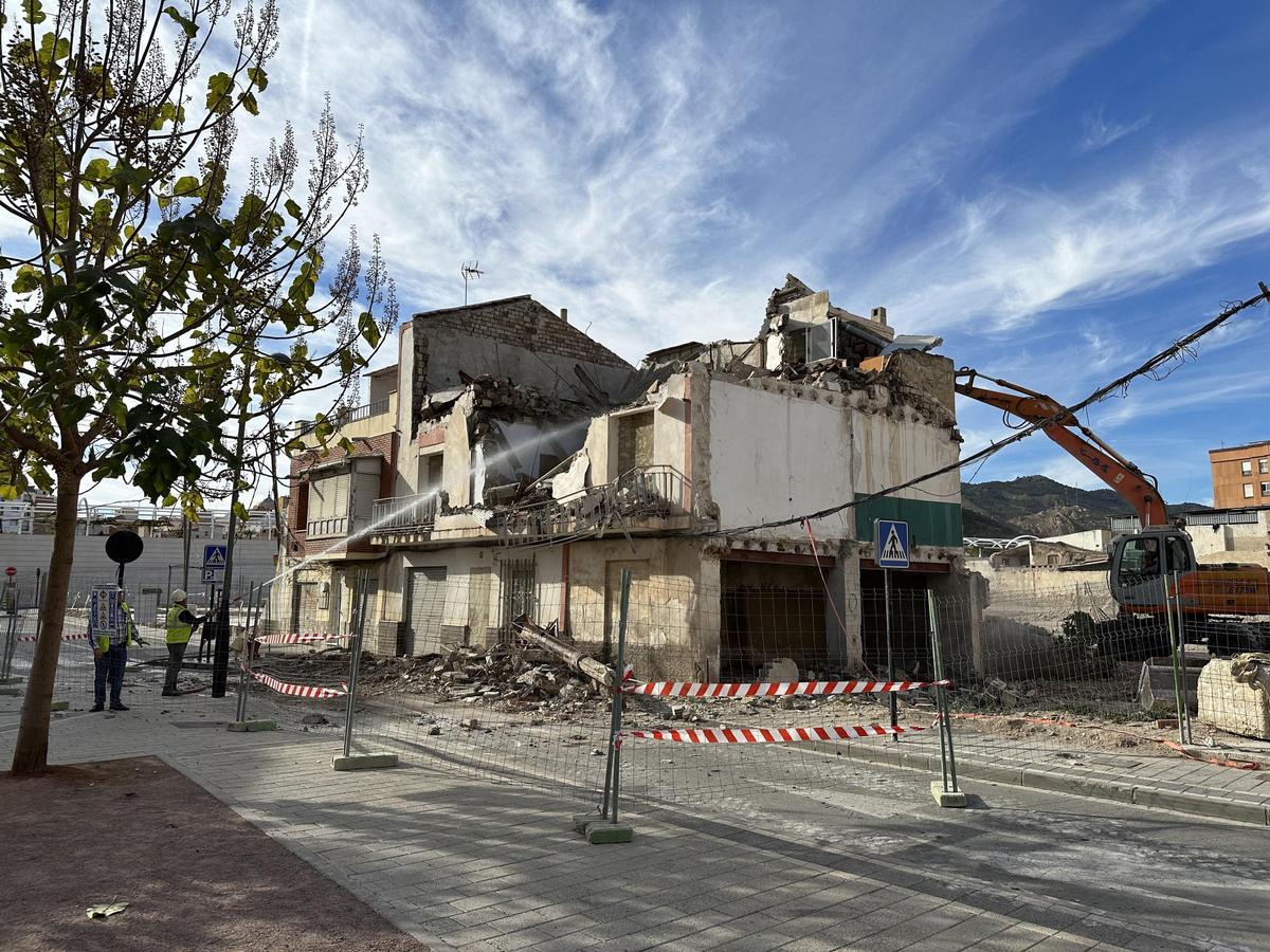 Esta mañana se procedía al derribo de otra vivienda en la zona.