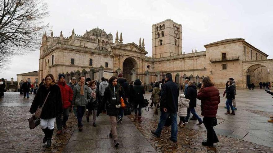 Turistas en la plaza de la Catedral, uno de los monumentos más visitados de Zamora.