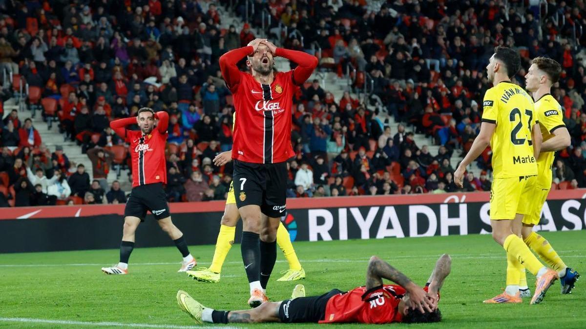 Muriqi y Samu se lamentan de la ocasión del portugués en la primera parte del Mallorca-Girona.