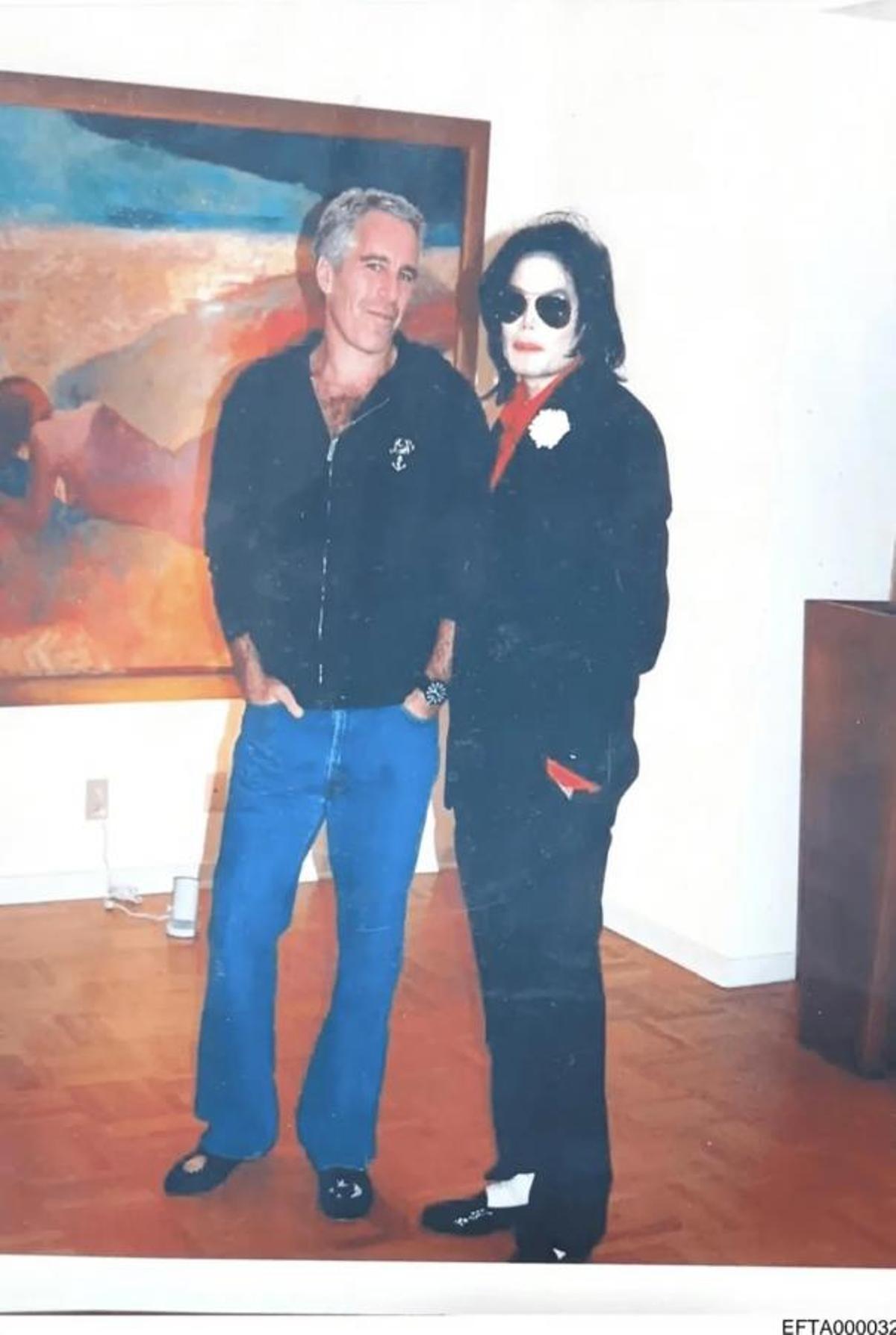 El pederasta Epstein, con Michael Jackson en fecha sin especificar. Es una de las fotos difundidas por el gobierno norteamericano.