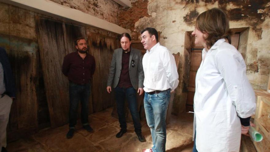 El conselleiro de Cultura, Román Rodríguez, visitó el templo durante las obras de restauración de 2017.