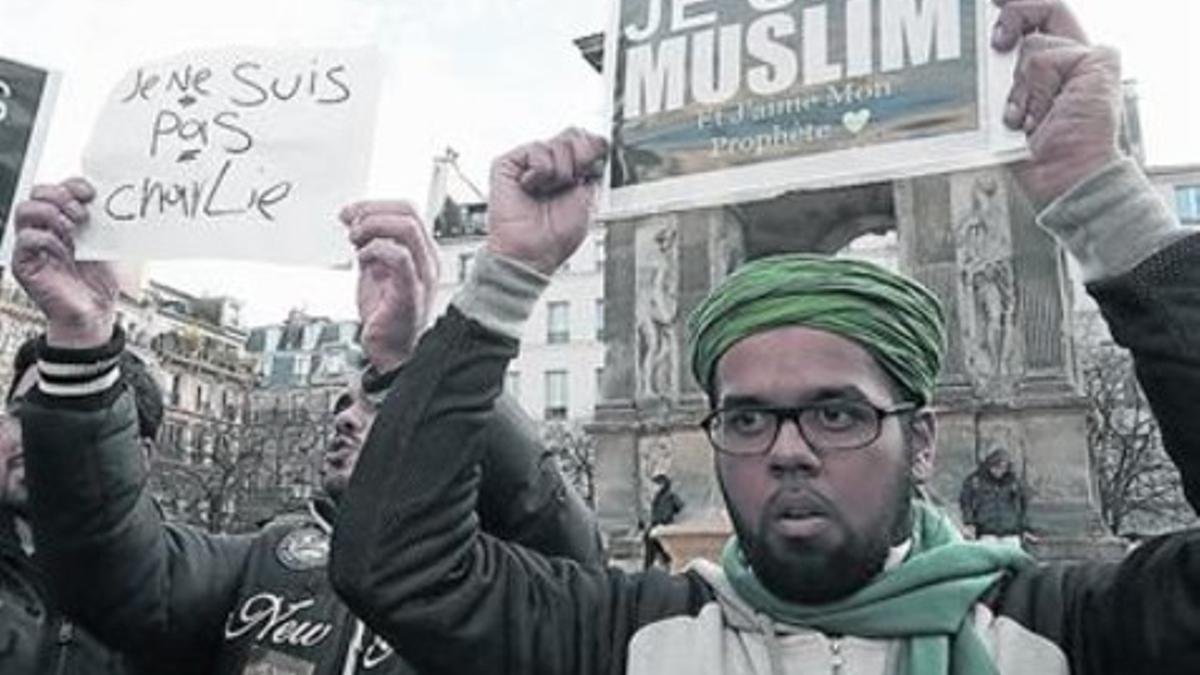 Jóvenes musulmanes franceses reivindican su identidad cultural y religiosa en un acto en París, el día 18.