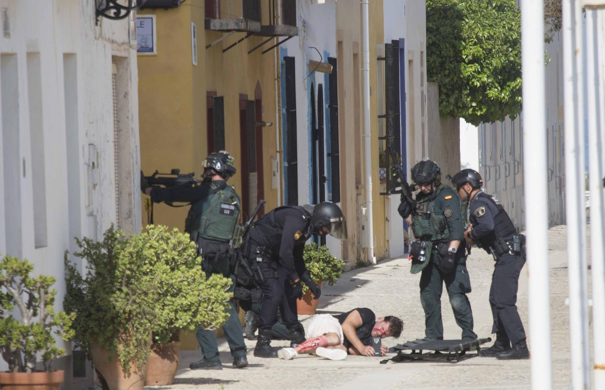 El GAR de la Guardia Civil y el Servicio de Prevención y Extinción de Incendios de los Bomberos de Alicante protagonizan en Tabarca un llamativo simulacro de emergencia